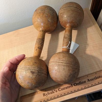 A PAIR OF ANTIQUE WOOD HAND DUMB BELLS 3LB?