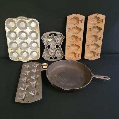 Cast Iron Skillet and Lodge Baking Molds (K-DW)