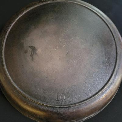 Cast Iron Skillet and Lodge Baking Molds (K-DW)