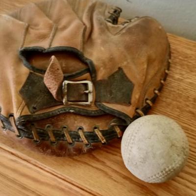 LOT 17 OLD CATCHERS MITT AND BALL