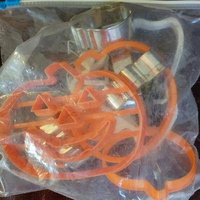 Large Assortment of Baking Accessories (K-DW)