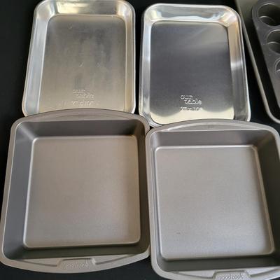 Large Assortment of Baking Accessories (K-DW)