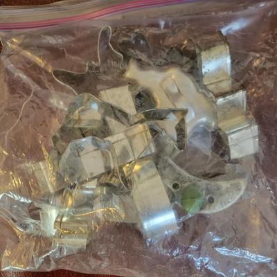 Large Assortment of Baking Accessories (K-DW)