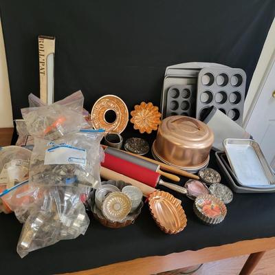 Large Assortment of Baking Accessories (K-DW)