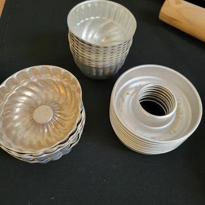 Large Assortment of Baking Accessories (K-DW)