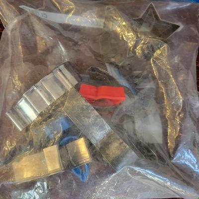 Large Assortment of Baking Accessories (K-DW)