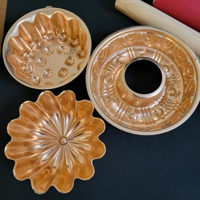 Large Assortment of Baking Accessories (K-DW)