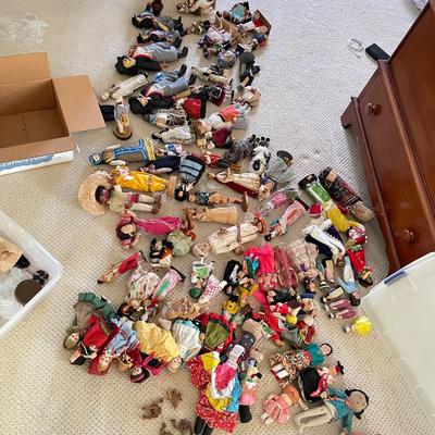 Large Collection of International Dolls (UB3-SS)