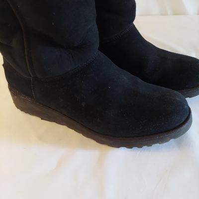 Three Pairs Size 9 Uggs w/ Care Kit (LR-BBL)