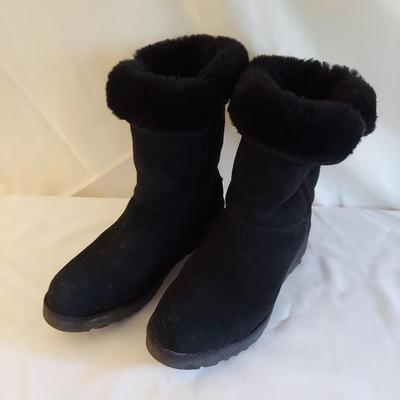 Three Pairs Size 9 Uggs w/ Care Kit (LR-BBL)