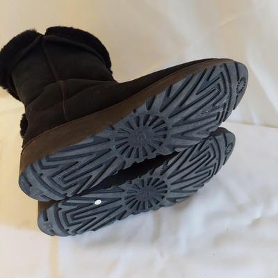 Three Pairs Size 9 Uggs w/ Care Kit (LR-BBL)