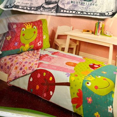 TODDLER BEDDING SET: BEDSPREAD, TOP & BOTTOM SHEET, PILLOWCASE- NEW IN PKG.