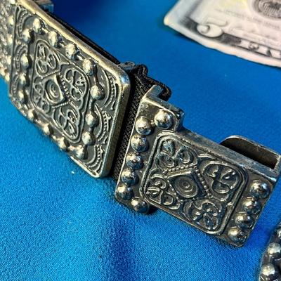 COOL METAL CONCHO-LIKE SEGMENT BELT, STRETCHY BASE