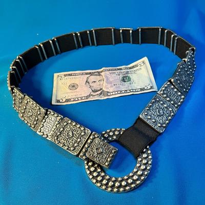 COOL METAL CONCHO-LIKE SEGMENT BELT, STRETCHY BASE