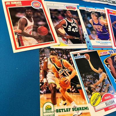 GROUP OF 9 BASKETBALL CARDS- EARLY 90's