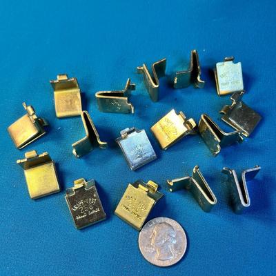 GROUP OF 16 METAL SHELF SUPPORT CLIPS 