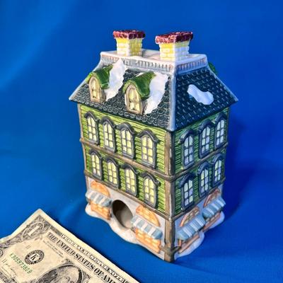 CERAMIC OLD FASHIONED HOTEL CHRISTMAS VILLAGE BUILDING