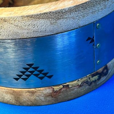 HANDSOME CLOE E CLUZO PET FOOD BOWL HOLDER