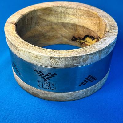 HANDSOME CLOE E CLUZO PET FOOD BOWL HOLDER