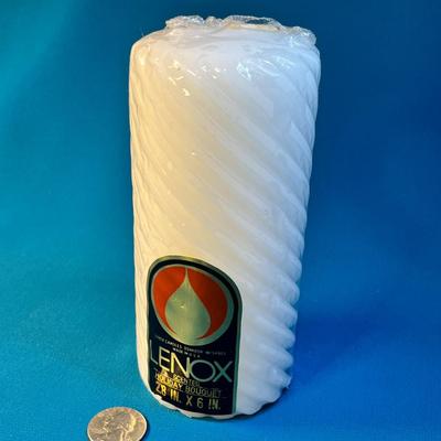 LENOX "HOLIDAY BOUQUET" SCENTED SWIRLED 6" PILLAR CANDLE