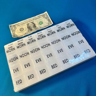 4-COMPARTMENT WEEKLY MEDICATION PILL BOX-  NEW IN PACKAGE, DAY'S BOX CAN BE SEPARATED