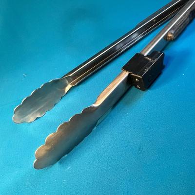 EXTRA LONG STURDY LOCKING BARBEQUE TONGS WITH PUSH-BUTTON LIGHT ATTACHED