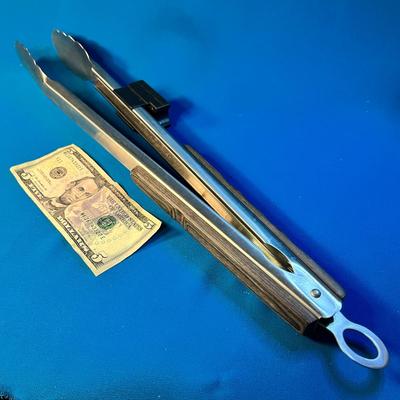 EXTRA LONG STURDY LOCKING BARBEQUE TONGS WITH PUSH-BUTTON LIGHT ATTACHED