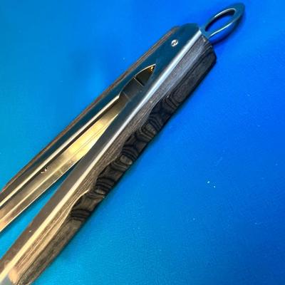 EXTRA LONG STURDY LOCKING BARBEQUE TONGS WITH PUSH-BUTTON LIGHT ATTACHED