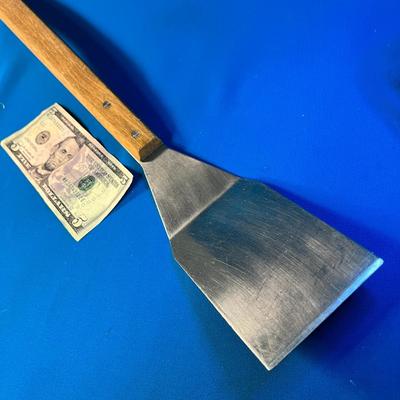 EXTRA LONG WOOD HANDLED BARBEQUE SPATULA