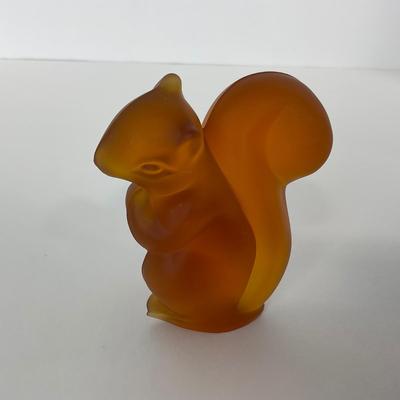 -89- FOSTORIA | Amber Satin Sitting Squirrel