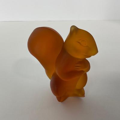 -89- FOSTORIA | Amber Satin Sitting Squirrel