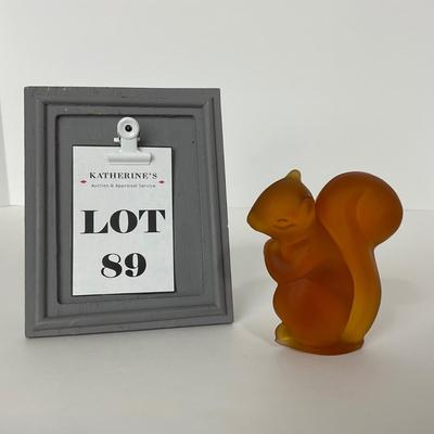 -89- FOSTORIA | Amber Satin Sitting Squirrel