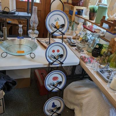 4 Vtg Ceramica San Marciano Decor Plates with Iron Display Rack