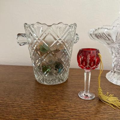 2 GLASS BASKETS, ICE CONTAINER AND MORE