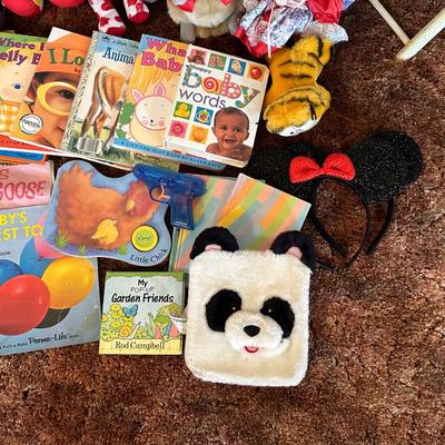 LARGE ASSORTMENT OF CHILDREN'S STUFFED ANIMALS, TOYS AND MORE