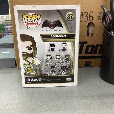 Funko pops Batman versus superman 87 Aquaman