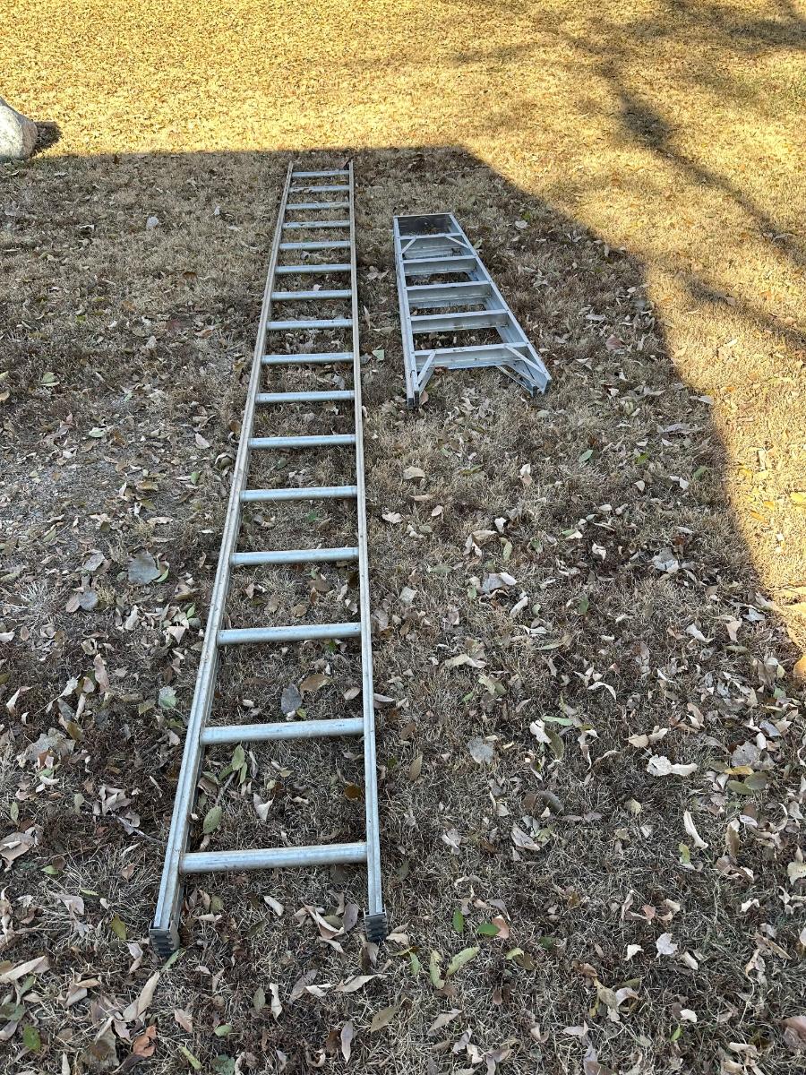 6 ALUMINUM STEP LADDER AND 16 ALUMINUM LADDER EstateSales Org   A 96023933 Bc0jk8t5tppej6vx 