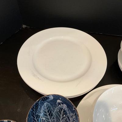 184 Red Vanilla Bone China Set with 6 Blue and White Decorative Bowls