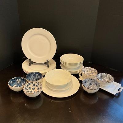 184 Red Vanilla Bone China Set with 6 Blue and White Decorative Bowls