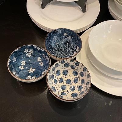 184 Red Vanilla Bone China Set with 6 Blue and White Decorative Bowls