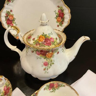 186 Royal Albert Old Country Roses Tea Set with Napkins