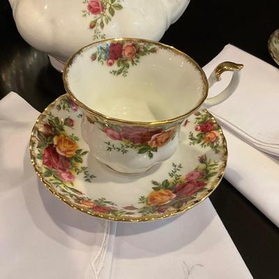 186 Royal Albert Old Country Roses Tea Set with Napkins