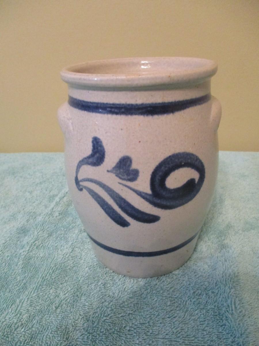 Handmade Williamsburg Pottery Eared Jar | EstateSales.org