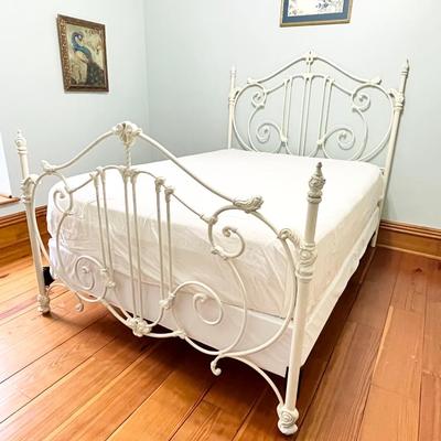 Queen Size Distressed White Metal Bed ~ *Read Details
