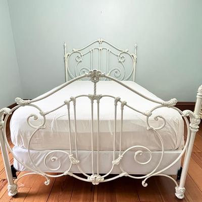 Queen Size Distressed White Metal Bed ~ *Read Details