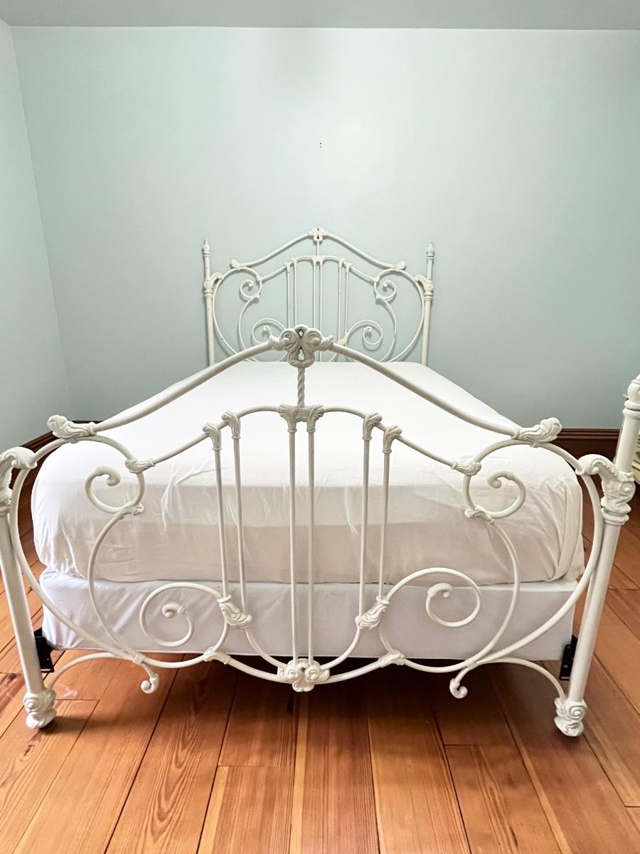 Queen Size Distressed White Metal Bed ~ *Read Details | EstateSales.org