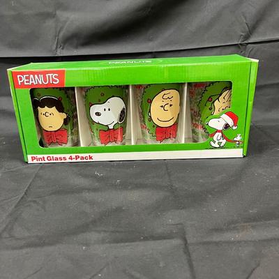 Peanut Christmas Glass Set Pint Glass
