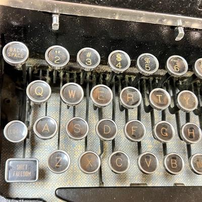 Antique Art Deco Royal Portable Typewriter in Vintage Case
