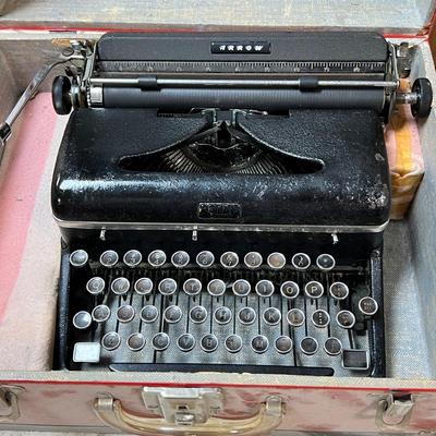 Antique Art Deco Royal Portable Typewriter in Vintage Case