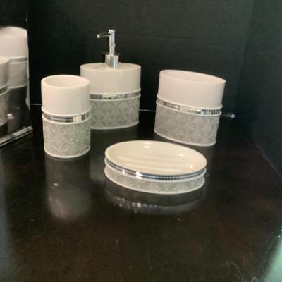 240 White and Silver 5pc Bathroom Set